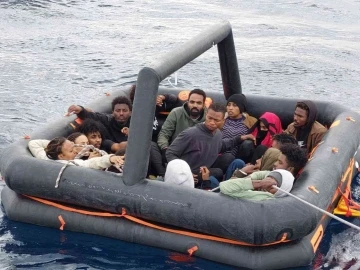 84 düzensiz göçmen kurtarıldı, 26 göçmen yakalandı