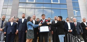 İzmir Büyükşehir Belediye Başkanı Cemil Tugay mazbatasını aldı
