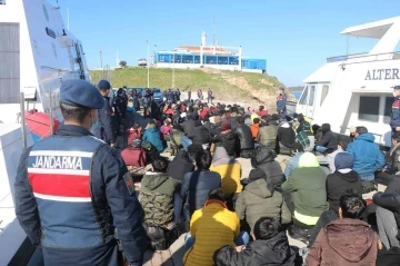 İzmir’de 442 düzensiz göçmen ve 8 göçmen kaçakçısı yakalandı
