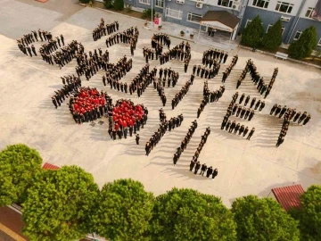İzmir’de 576 öğrenciden &quot;Yaşasın Cumhuriyet&quot; koreografisi
