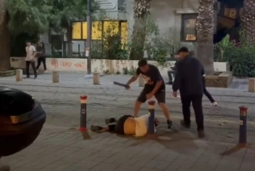 İzmir’de 7 kişi 2 kişiyi öldüresiye dövdü, o anlar kamerada
