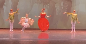 İzmir’de balerinlerin gösterisi hayran bıraktı
