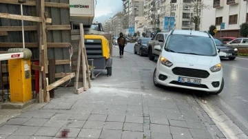 İzmir’de başına sıva parçaları düşen yaşlı adam hastanelik oldu
