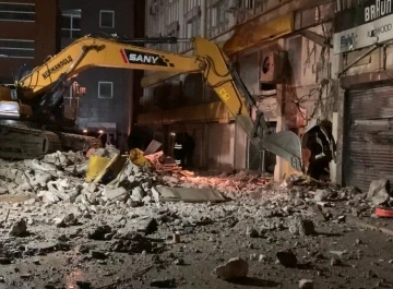 Eski İl Emniyet Müdürlüğü binasının enkazı temizleniyor