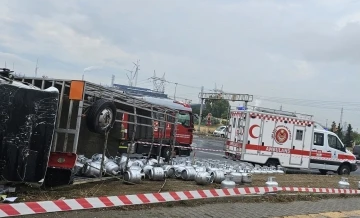 İzmir’de faciadan dönüldü: Tüp kamyonu ile tır çarpıştı