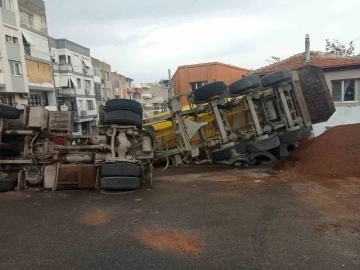İzmir’de hafriyat kamyonunun devrilme anı kamerada
