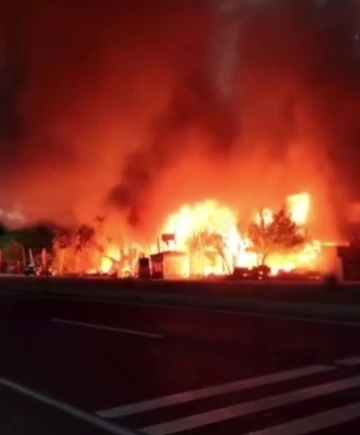 İzmir’de iş yerinde çıkan yangında tüpler patladı
