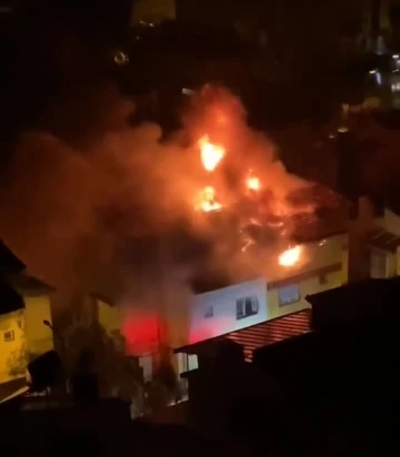 İzmir’de korku dolu anlar: 2 katlı binanın çatısına yıldırım düştü
