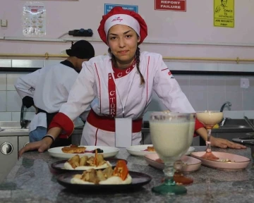 İzmir’de lise öğrencileri yemek yarışmasında hünerlerini sergiledi
