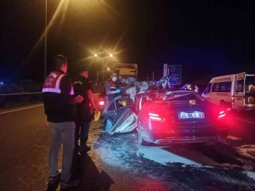 İzmir’de otomobil tıra ok gibi saplandı: 1 ölü
