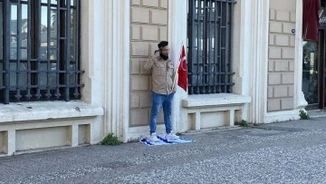 İzmir'de Pakistan uyruklu şahıs İsrail bayrağının üstüne basıp alnına silah dayamıştı...