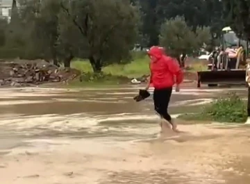 İzmir’de sağanak yağış caddeleri göle çevirdi

