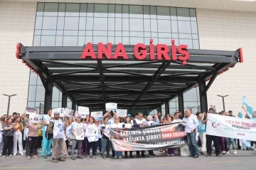 İzmir’de sağlık çalışanlarına şiddette meslektaşlarından tepki
