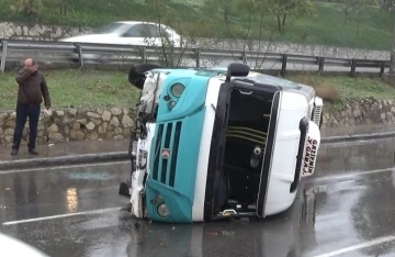 İzmir’de yolcu minibüsü devrildi
