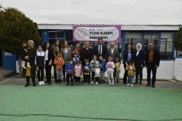 İzmir’deki depremzede çocuklar, gönüllü öğretmenlere emanet
