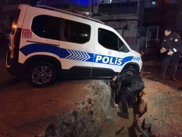 İzmir’i sağanak vurdu: Polis aracı çöken yolun içine düştü

