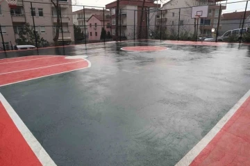 İzmit Belediyesi’nden gençlere yeni basketbol sahası
