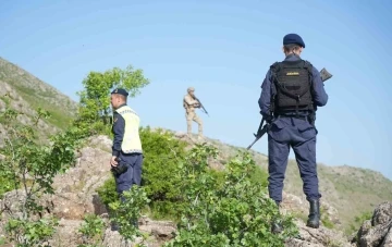 Jandarma ekipleri terörü bitirdikleri dağlarda şimdilerde ters lale nöbeti tutuyor
