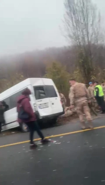 Jandarma ekiplerini taşıyan minibüs kaza yaptı
