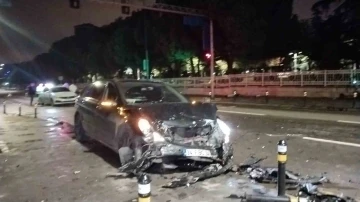 Kadıköy’de alkollü sürücü ışıklarda duran araçlara çarptı: 1 ağır yaralı
