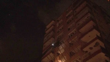Kadıköy’de apartmanın çatısına yıldırım düştü
