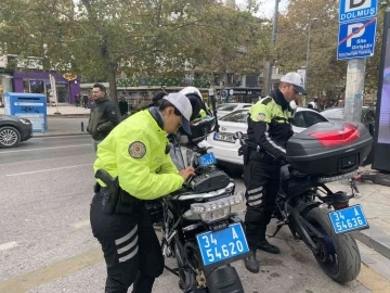 Kadıköy’de elektrikli scooter denetiminde sürücülere ceza yağdı
