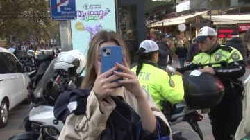 Kadıköy’de scooter denetimde ceza yedi, telefonunu çıkarıp basın mensuplarını çekti
