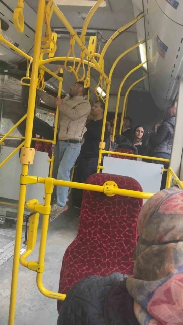 Kadıköy’de taşkınlık çıkaran şahsı yolcular dışarı attı
