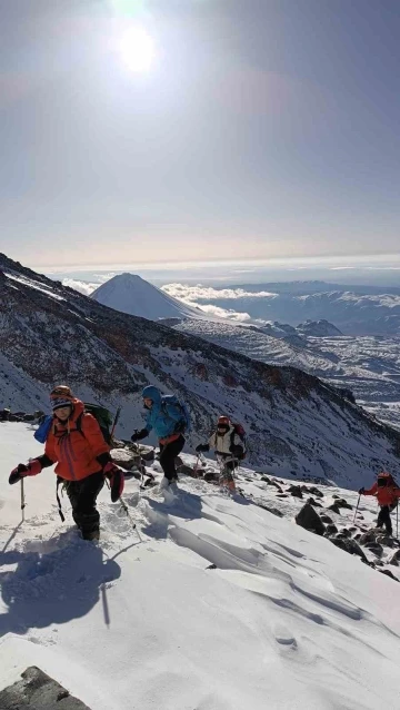 Kadın dağcılar Ağrı Dağı zirvesinde
