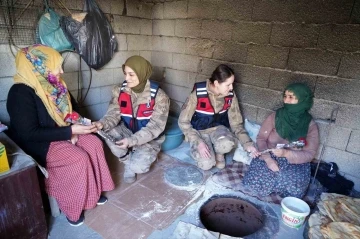 Kadın komutanlardan ekmek pişiren kadınlara sürpriz
