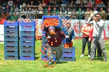 Kadınlar domates kasası yarışmasında erkeklere taş çıkarttı

