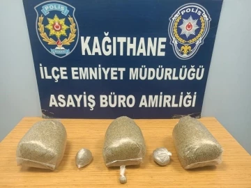 Kağıthane’de ticari takside uyuşturucu ticareti polise takıldı: 3 gözaltı
