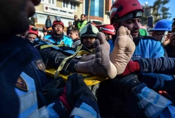 Kahramanmaraş’ta 3 kişi depremin 84’üncü saatinde enkazdan sağ çıkartıldı