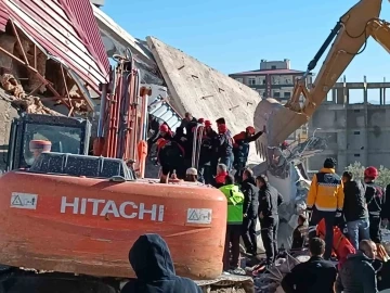 Kahramanmaraş’ta hasarlı bina yıkımı sırasında operatör enkaz altında kaldı
