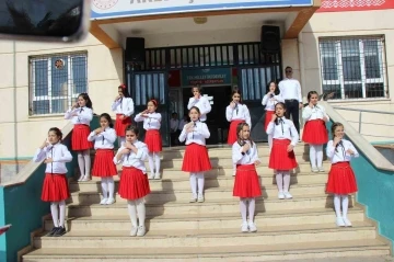 Kahramanmaraş’ta İstiklal Marşı’nın kabulünü minik öğrenciler hazırladıkları programla kutladı
