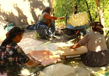 Kahramanmaraş’ta kadınlar bir araya gelerek imece usulü ekmek yapıyor
