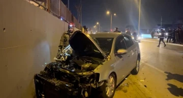Bursa'da kamyonete çarpıp savrulan otomobil duvara çarparak durabildi: 2 yaralı