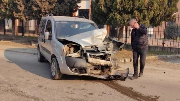 Bursa'da kamyonetle hafif ticari araç çarpıştı: 2 yaralı