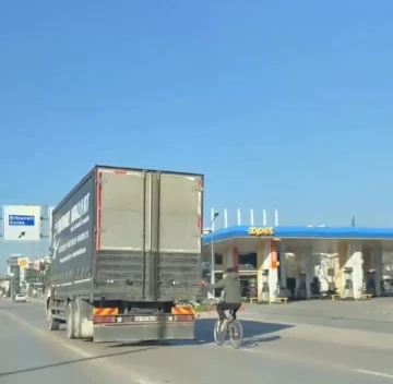 Bursa'da kamyonun kasasına tutunarak bisikletiyle kilometrelerce ilerledi