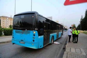 Kapısından düştüğü otobüsün altında kalan Özbek kadın yaralandı
