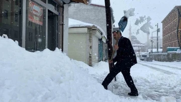 Kar 15 köyün ulaşımını kapattı
