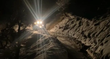 Kar kalınlığının 3 metreyi geçtiği Şırnak’ta yol açma çalışmaları devam ediyor
