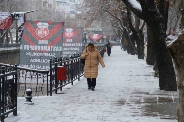 Kar yağışı Kastamonu’yu beyaza bürüdü: Vatandaşlar yeni güne karla uyandı
