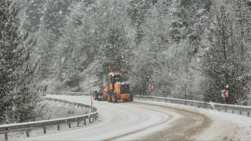 Karabük-Bartın karayolunda yoğun kar yağışı etkili oluyor

