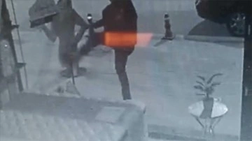 Karabük'te bir kişinin karton makete saldırma anı güvenlik kamerasına yansıdı
