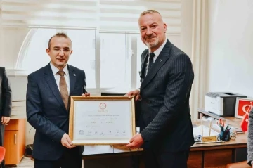 Bursa Karacabey Belediye Başkanı Fatih Karabatı mazbatasını aldı
