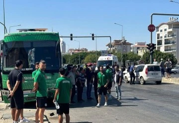 Karacabey Belediyespor maçına hareket eden Serik Belediyespor takım otobüsü kaza yaptı