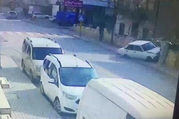 Karaman’da otomobilin duvara çarpma anı kamerada
