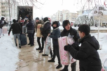Karaman’da vatandaşlar depremzedeler için seferber oldu
