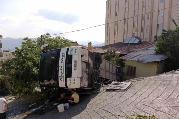 Tur otobüsü evin bahçesine devrildi: 30 yaralı